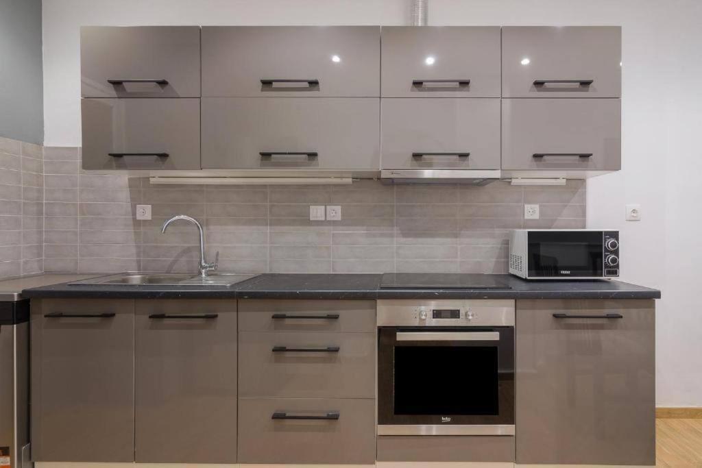 Fully Renovated 1 Bedroom *